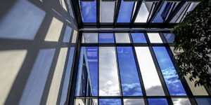 16-Meter-Atrium in Stuttgart mit EControl-Glas Energieeffizienz mit dynamischer Transparenz