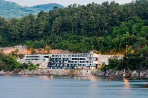 Hotel in Opatija von Arhitektonski biro Turato Aus dem Fels gehauen