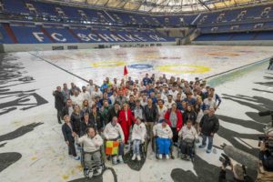 Das größte Bild der Welt entstand in der Arena auf Schalke. Sto-Farben markieren die Laufwege zu bedeutenden Toren.