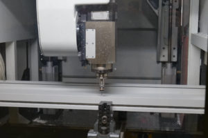 Eine CNC-Maschine schneidet die Bauteile gemäß den Projektvorgaben zu und bohrt die entsprechenden Löcher präzise vor, Gehrungsschnitte sind kein Problem.