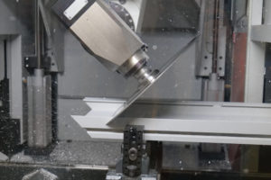 Eine CNC-Maschine schneidet die Bauteile gemäß den Projektvorgaben zu und bohrt die entsprechenden Löcher präzise vor, Gehrungsschnitte sind kein Problem.