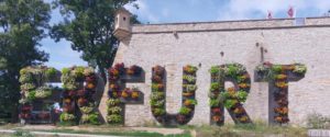 Der bepflanzte Schriftzug "Erfurt" begrüßt die Besucher der barocken Stadtfestung am Petersberg. Die vier Meter hohen Buchstaben sind mit der Holzschutzfarbe AquaVision von Südwest wetterfest beschichtet.