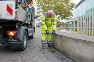 Sicherheit und Arbeitsschutz haben bei der Arbeit Priorität. Entsprechend gut ausgerüstet führt die Mannschaft um Sebastian Wallborn die regelmäßig Inspektion der Gullys durch.Damit die nahezu 30.000 Sinkkästen im Braunschweiger Stadtgebiet regelmäßig gewartet werden können, setzen die Fachleute der Stadtentwässerung Braunschweig GmbH ein hochmodernes Spezialfahrzeug ein.