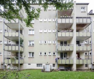 Die Balkone liegen zu den Innenhöfen und wurden 1991 angebaut.