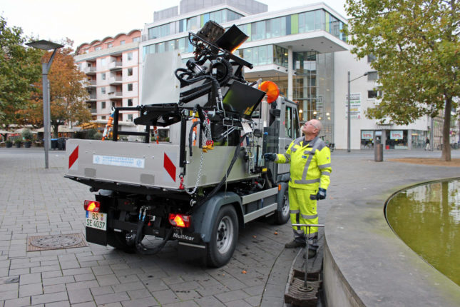 Sicherheit und Arbeitsschutz haben bei der Arbeit Priorität. Entsprechend gut ausgerüstet führt die Mannschaft um Sebastian Wallborn die regelmäßig Inspektion der Gullys durch.Damit die nahezu 30.000 Sinkkästen im Braunschweiger Stadtgebiet regelmäßig gewartet werden können, setzen die Fachleute der Stadtentwässerung Braunschweig GmbH ein hochmodernes Spezialfahrzeug ein.