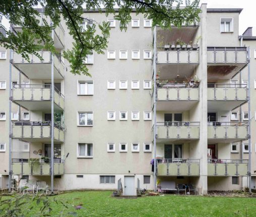 Die Balkone liegen zu den Innenhöfen und wurden 1991 angebaut.