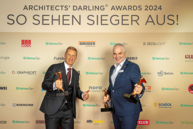 Michael Lang (Heinze, links) überreichte Rolf Wohllaib (Marketingleiter Sto) beim Architects‘ Darling Award dreimal den goldenen Phoenix.