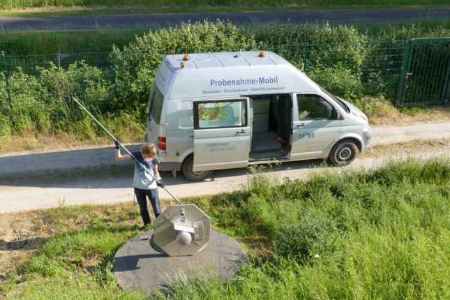 Labor auf Rädern: Mit dem Probenahme-Mobil analysieren die Spezialisten der SEBS die Wasserqualität sofort nach der Entnahme auf flüchtige Stoffe.